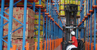 貨架配用叉車(chē)選型注意事項(xiàng)