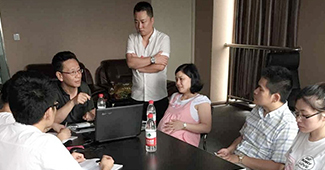 湖南牛商老總蒞臨勝通貨架參觀指導(dǎo)工作