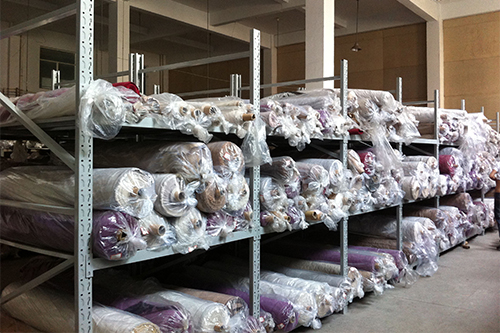 量身打造的面料框，桐鄉(xiāng)龍欣印染對勝通貨架贊不絕口