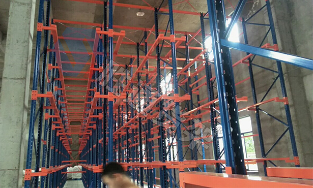 德遠(yuǎn)化工貫通貨架安裝.jpg