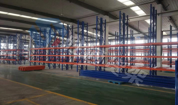 勝通貨架出產(chǎn)的重型橫梁貨架 勝通貨架出產(chǎn)的重型橫梁貨架